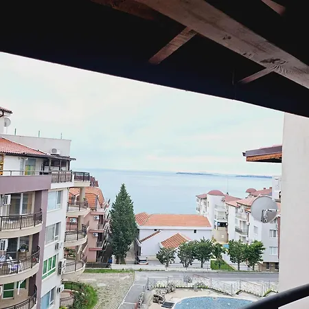 شقة Larenta стилни с 2 спални и гледка море в влас *