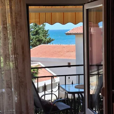 شقة Larenta стилни с 2 спални и гледка море в влас *