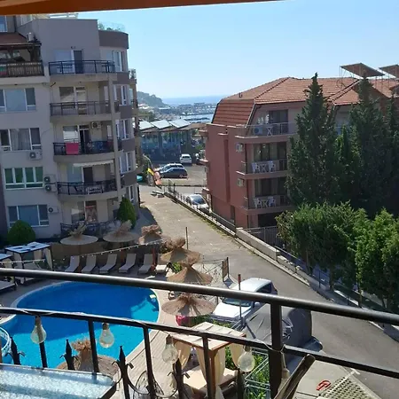 Larenta стилни с 2 спални и гледка море в влас *