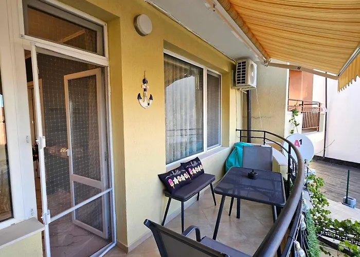 Lägenhet Larenta стилни с 2 спални и гледка море в влас