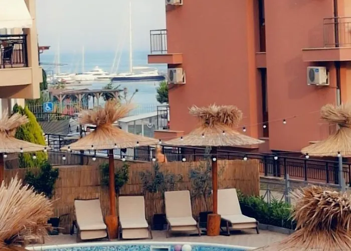 Lägenhet Larenta стилни с 2 спални и гледка море в влас *