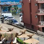 Daire Larenta стилни с 2 спални и гледка море в влас *