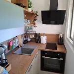 Daire Larenta стилни с 2 спални и гледка море в влас