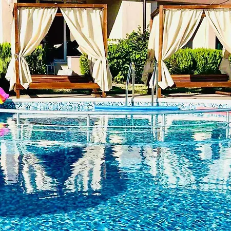 Appartamento Larenta стилни с 2 спални и гледка море в влас *