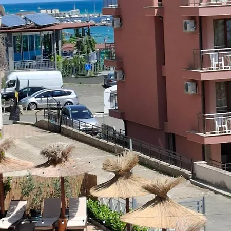 Apartment Larenta стилни с 2 спални и гледка море в влас *