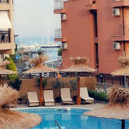 Appartamento Larenta стилни с 2 спални и гледка море в влас *