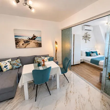 Apartamento Larenta стилни с 2 спални и гледка море в влас *