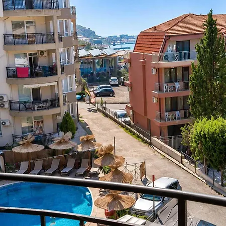 Apartamento Larenta стилни с 2 спални и гледка море в влас *