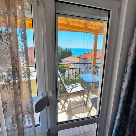 Apartamento Larenta стилни с 2 спални и гледка море в влас *