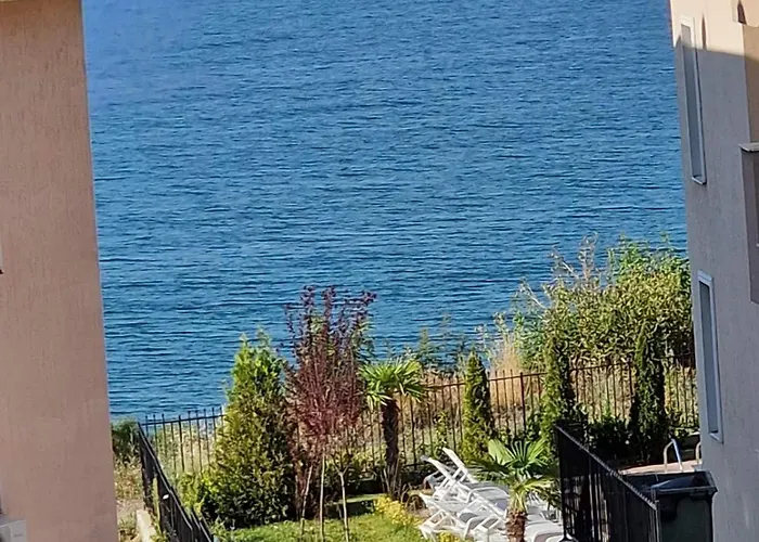 Apartmán Larenta стилни с 2 спални и гледка море в влас *