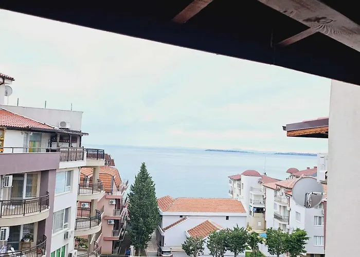 Apartmán Larenta стилни с 2 спални и гледка море в влас *