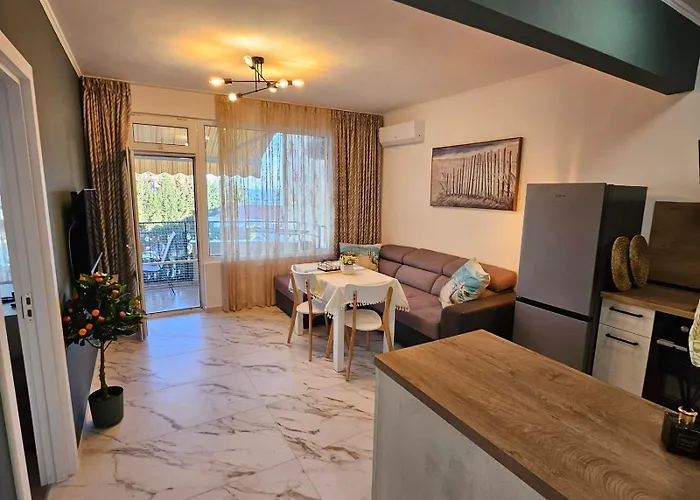 Apartmán Larenta стилни с 2 спални и гледка море в влас *