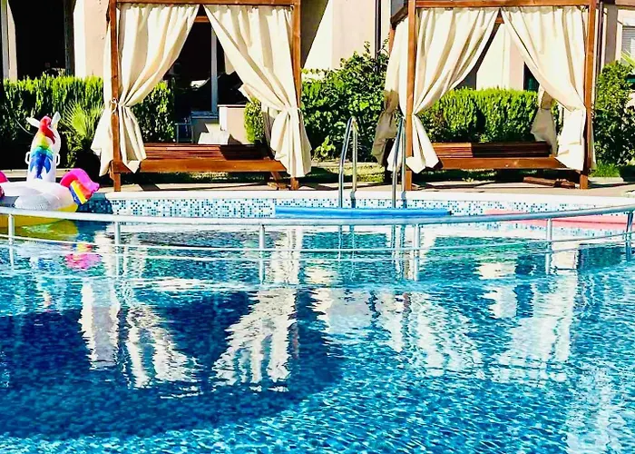 Apartmán Larenta стилни с 2 спални и гледка море в влас *