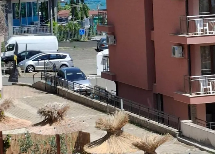 Appartamento Larenta стилни с 2 спални и гледка море в влас *